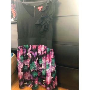 Short dress with elastic band waist.